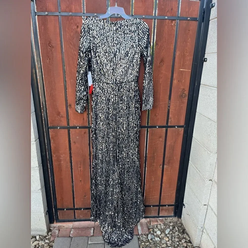 Mac Duggal Long Sleeved Sequined V-Neck Gown Black/Silver NWT size 4 26445